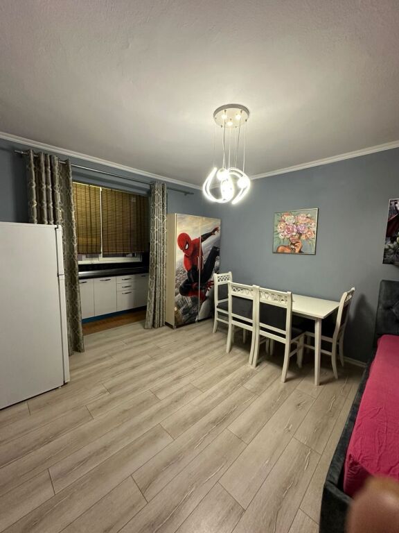 Jepet me qira apartamet 2+1 . Tek oxhaku,spitalet nene tereza, 450 mije lek ne muaj