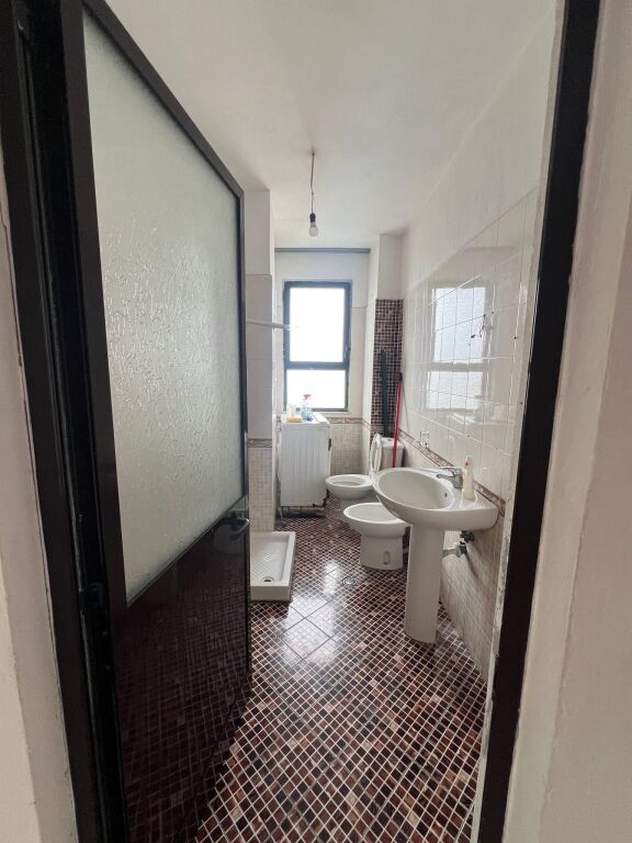 Jepet me qira Apartment 2+1+2 ballkone te Stadiumi, Durres