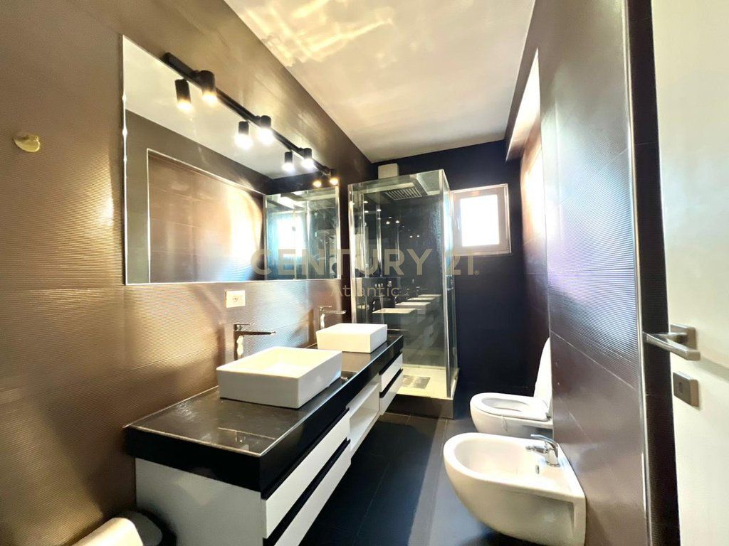 EXCLUSIVE ! SHITET APARTAMET LUXURY 2+1+2 TUALETE + 80M2 VERANDE DHE 1 GARAZHD NE PLAZH ILIRIA DURRES !