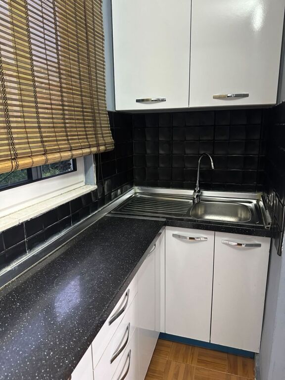 🏡 Jepet me Qira Apartament 2+1 i Mobiluar  📍 Tiranë, tek kryqëzimi në Oxhak 💶 Çmimi: 450 euro