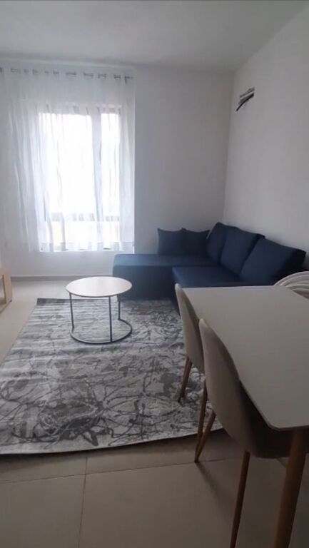 Jepet me Qera Apartament 1+1 te Zona e 5 Maji, i mobiluar totalisht , 450 MIJE LEKE