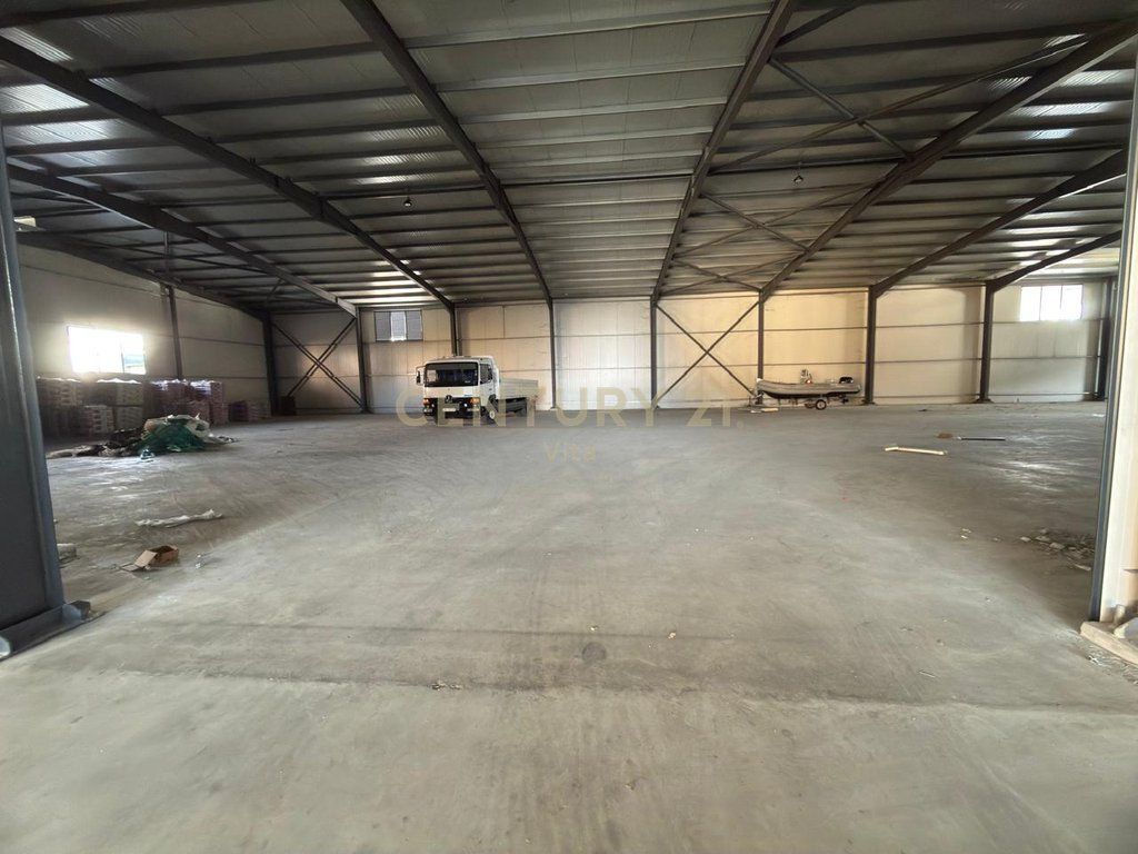 Magazinë 2000m² me Qira pranë Rrugës Kryesore , Ish Keneta , Durres !!!