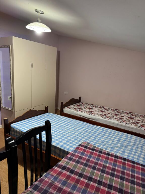 Tirane, jepet me qera garsonier Kati 5, 40 m² (Gjimnazi "Partizani")