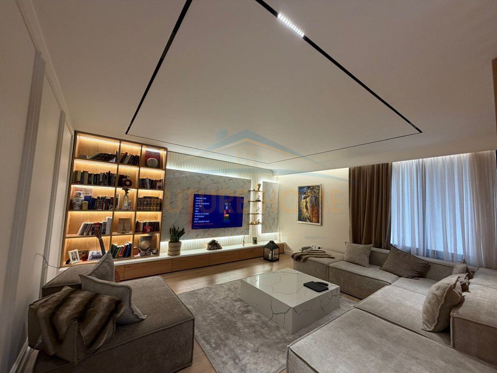 Shitet, Apartament 3+1+2, Qendër, Tiranë.