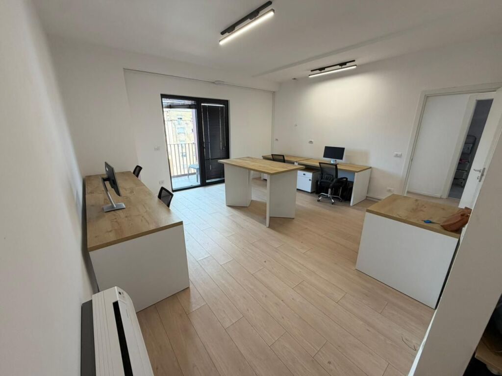 🏢 Appartamento 2+1+2 in Affitto per Uffici 📍 Garden Building, 21 Dhjetori💶 Prezzo: 1000€ / mese