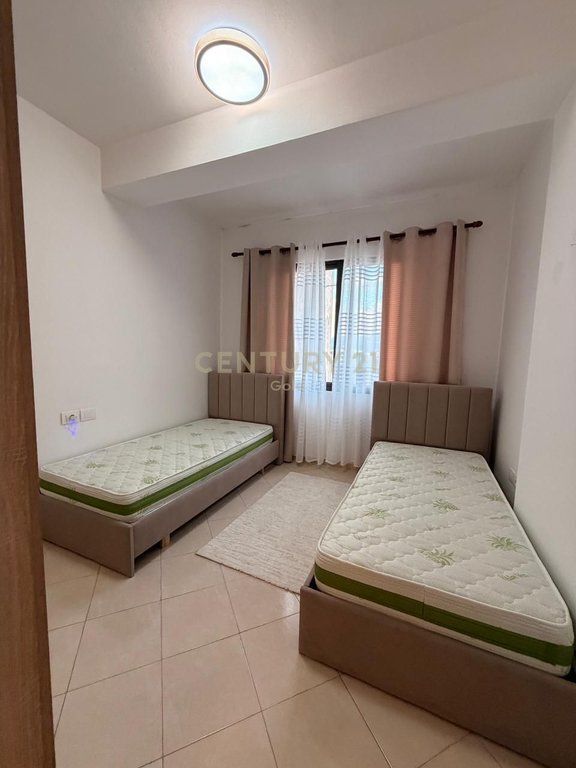 Jepet me qera apartament 2+1 + 2 Ballkone / Yzberisht, prane Kmy-se.