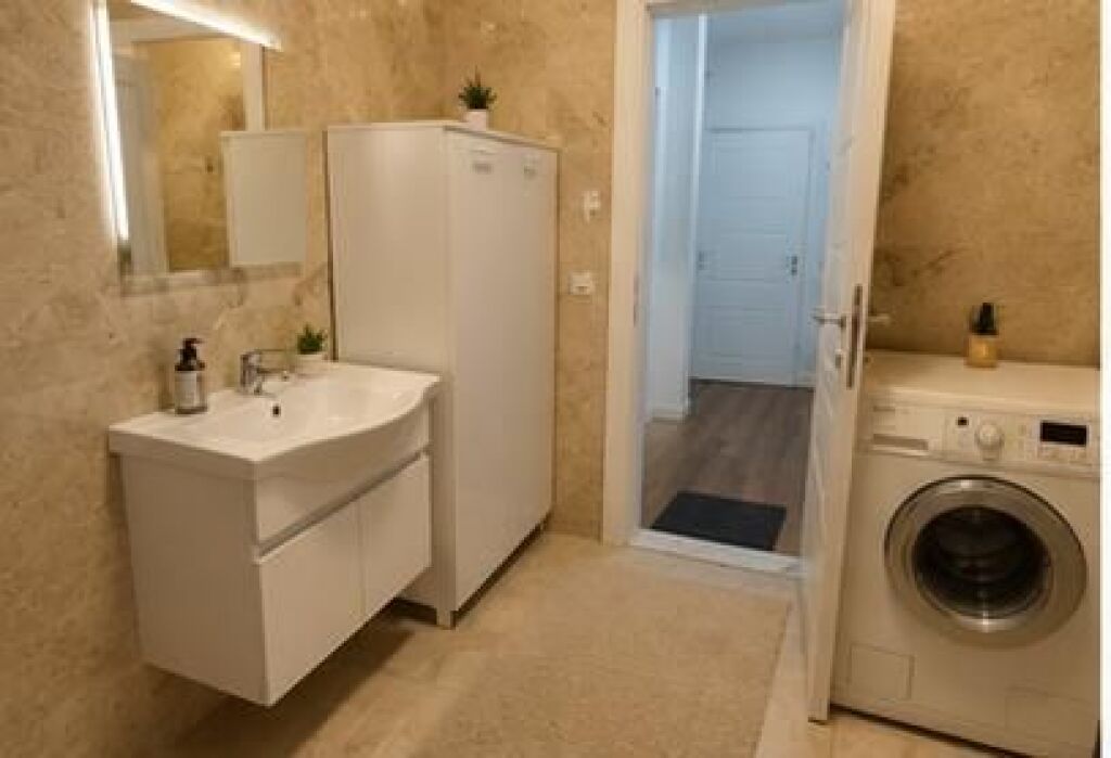 Ish Parku, Pas Globe, jepet me qera apartament 1+1.
