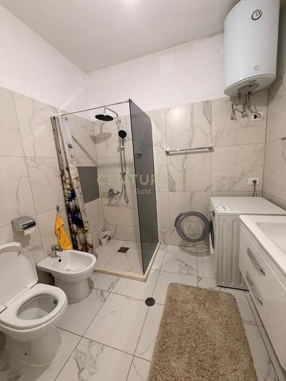 Jepet me qera apartament 2+1 + 2 Ballkone / Yzberisht, prane Kmy-se.