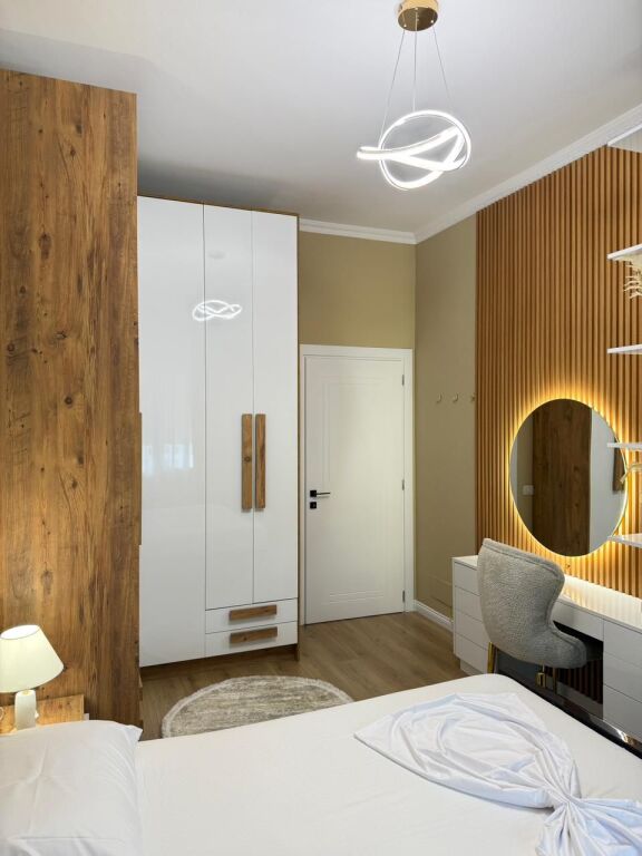 🏠 Jepet me qira apartament 1+1 te zona e Xhamisë, pranë Kopshtit Botanik🚘 Përfshihet 1 post parkimi  💰 Çmimi: 900€ / muaj