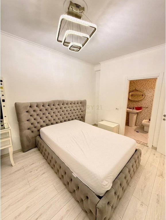 VENDESI APPARTAMENTO 3+1+2 ALLA KOMUNA PARISIT