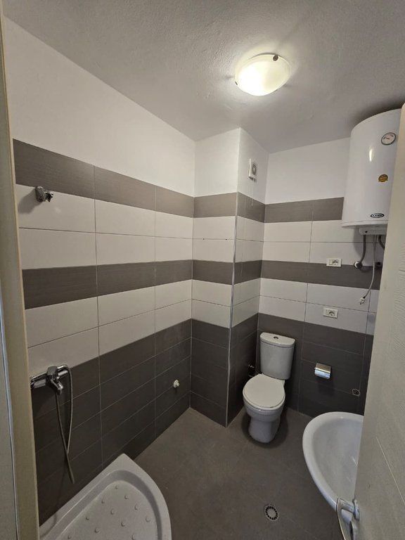 Jepet me qera apartament 2+1 tek Kompleksi Malajzan!! 500 € /Muaj