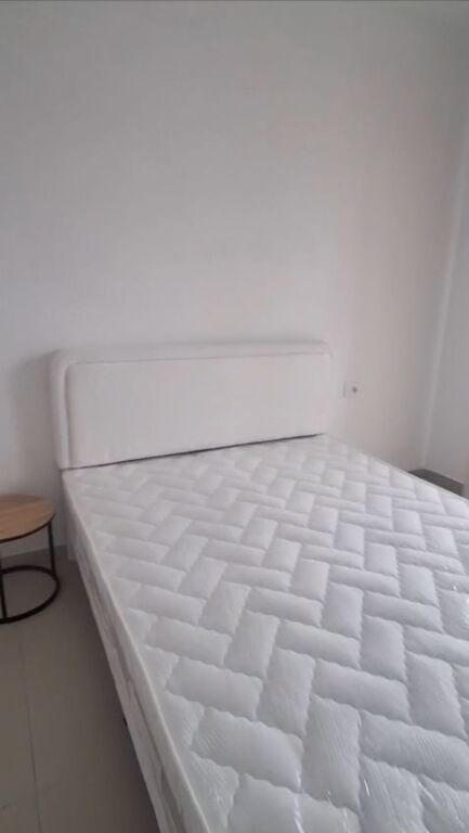 Jepet me Qera Apartament 1+1 te Zona e 5 Maji, i mobiluar totalisht , 450 MIJE LEKE