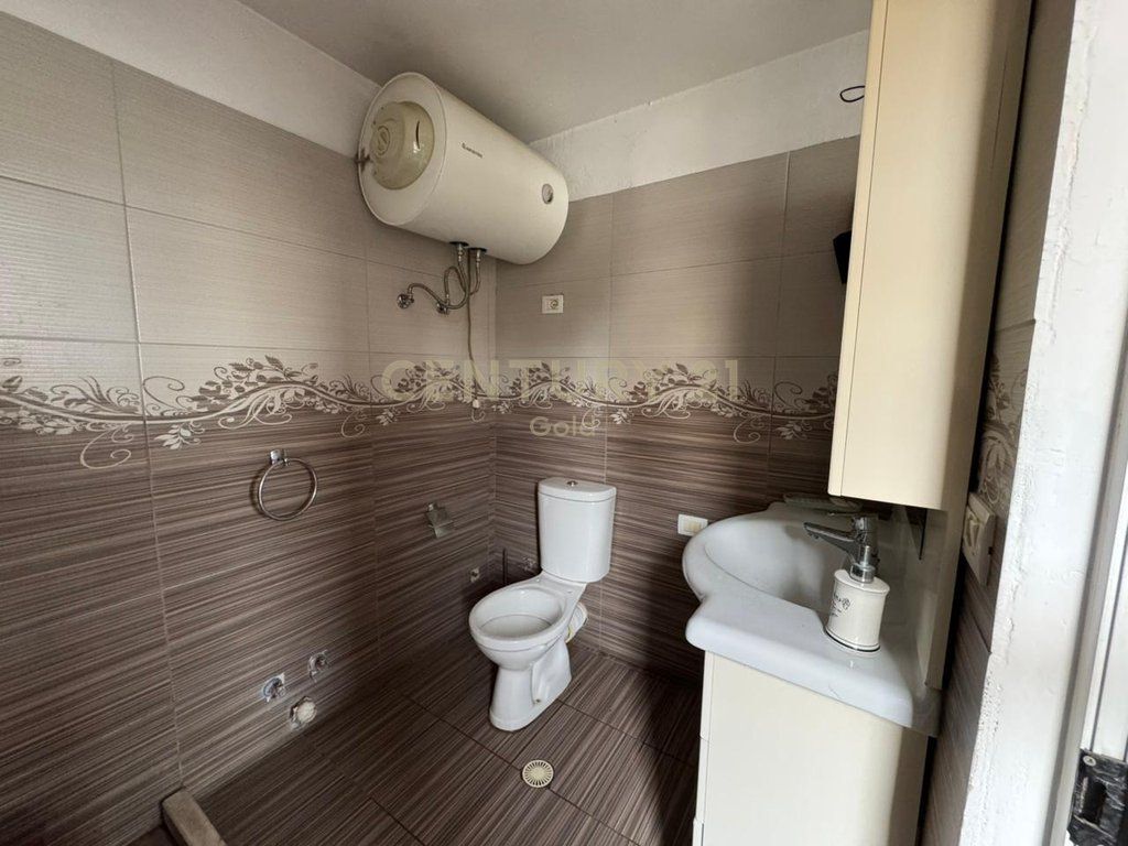 Apartament 2+1 në shitje me kuzhinë të veçuar !