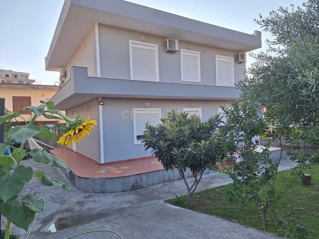 SUPER OKAZION 🔥 🏡 Vilë 2 Kate + Truall për shitje në Durrës, Rruga e Plazhit