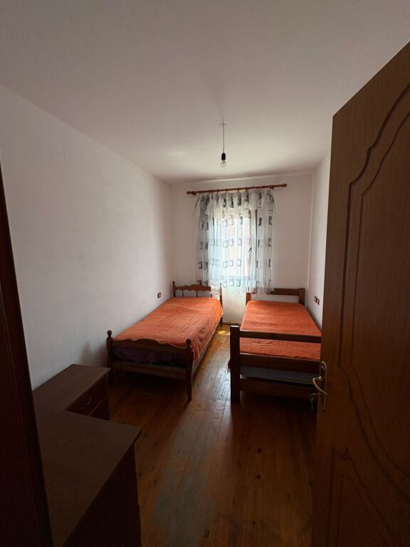 🏠Allias,prane Oda Lounge jepet me qera kati i II-te i nje vile 2+1,i mobiluar.38,000Leke