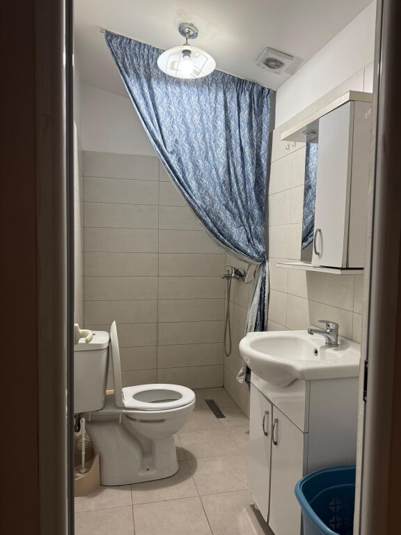 Tirane, jepet me qera garsonier Kati 5, 40 m² (Gjimnazi "Partizani")