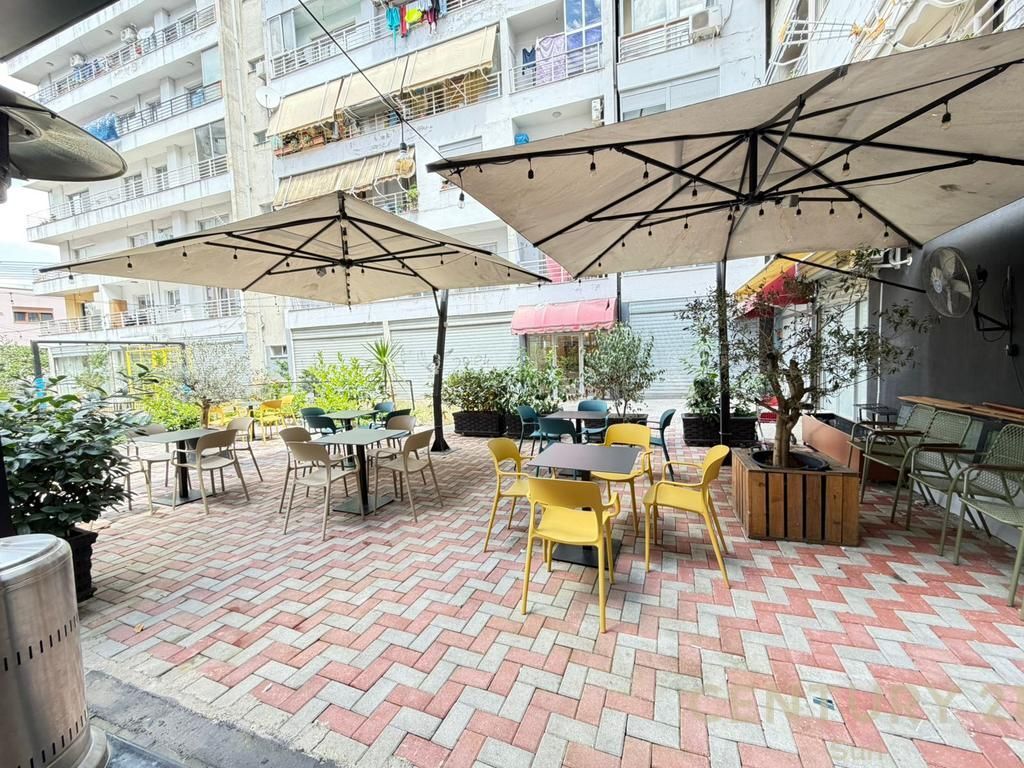 JEPET ME QIRA AMBJENT BAR KAFE NE KOMUN TE PARISIT