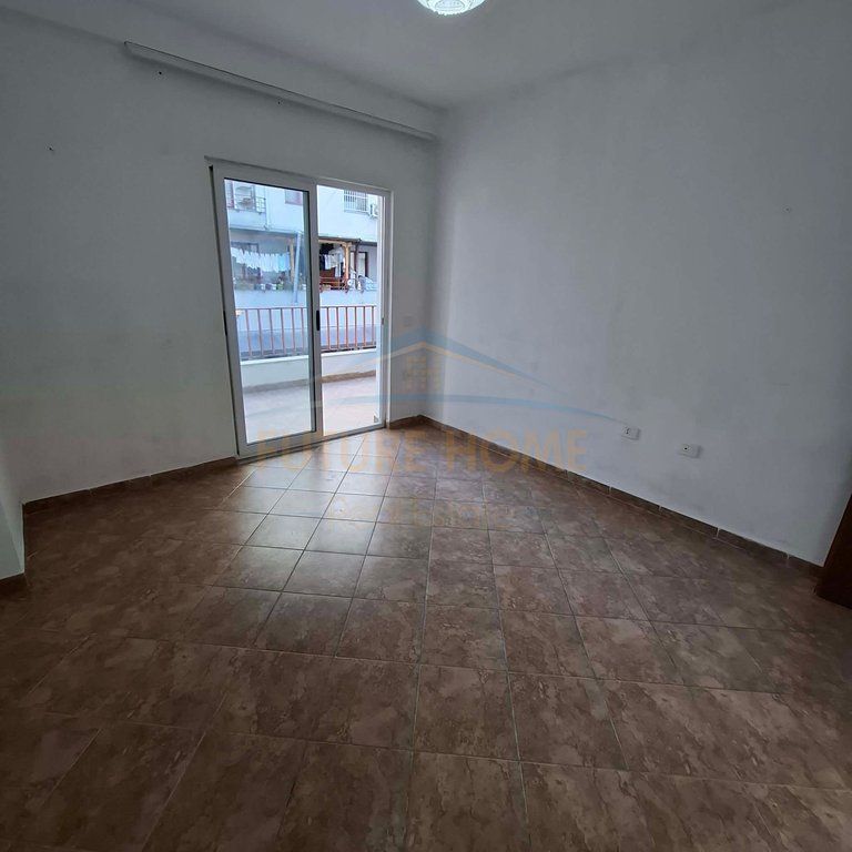 Shitet, Apartament 2+1, Pallatet Çabej, Misto Mame