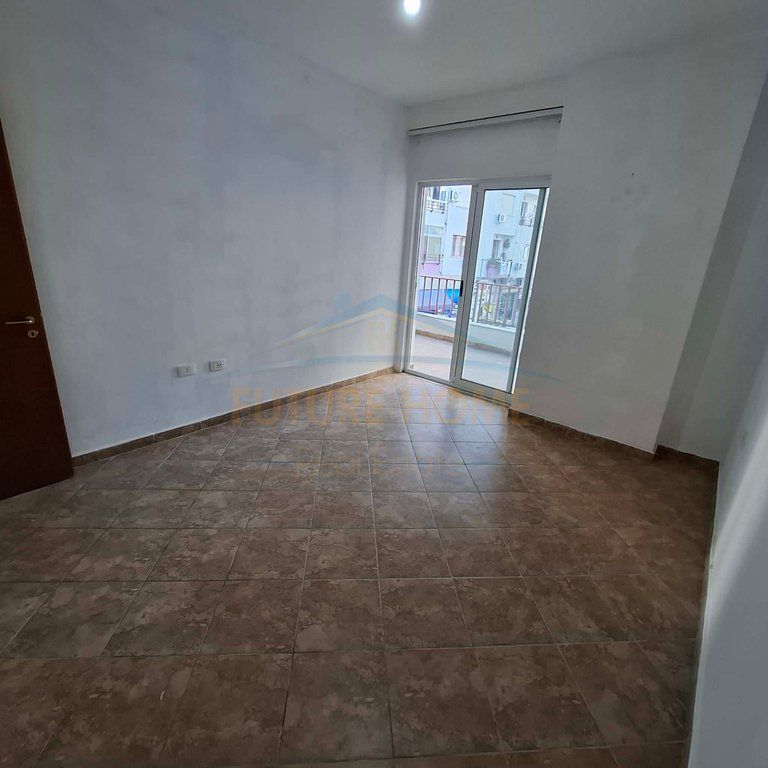 Shitet, Apartament 2+1, Pallatet Çabej, Misto Mame