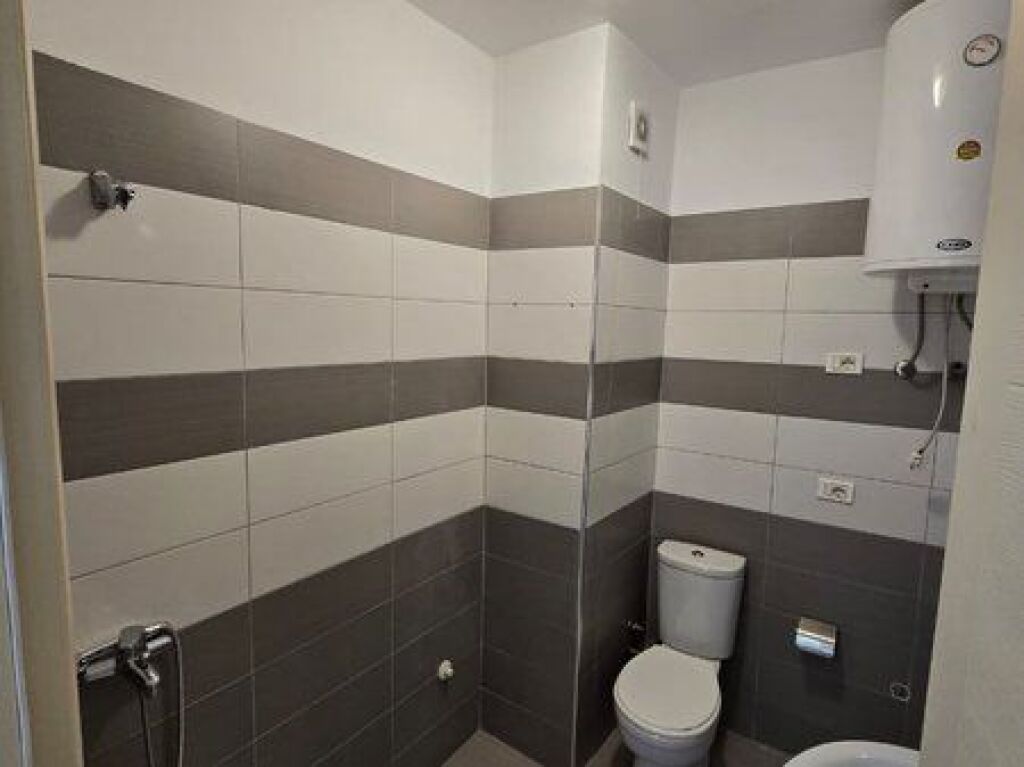 Jepet me qera apartament 2+1 tek Kompleksi Malajzan!!