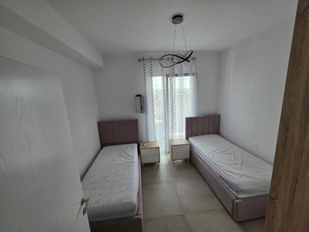 JEPET ME QERA 2+1+2 - FARMACIA 10, TIRANE