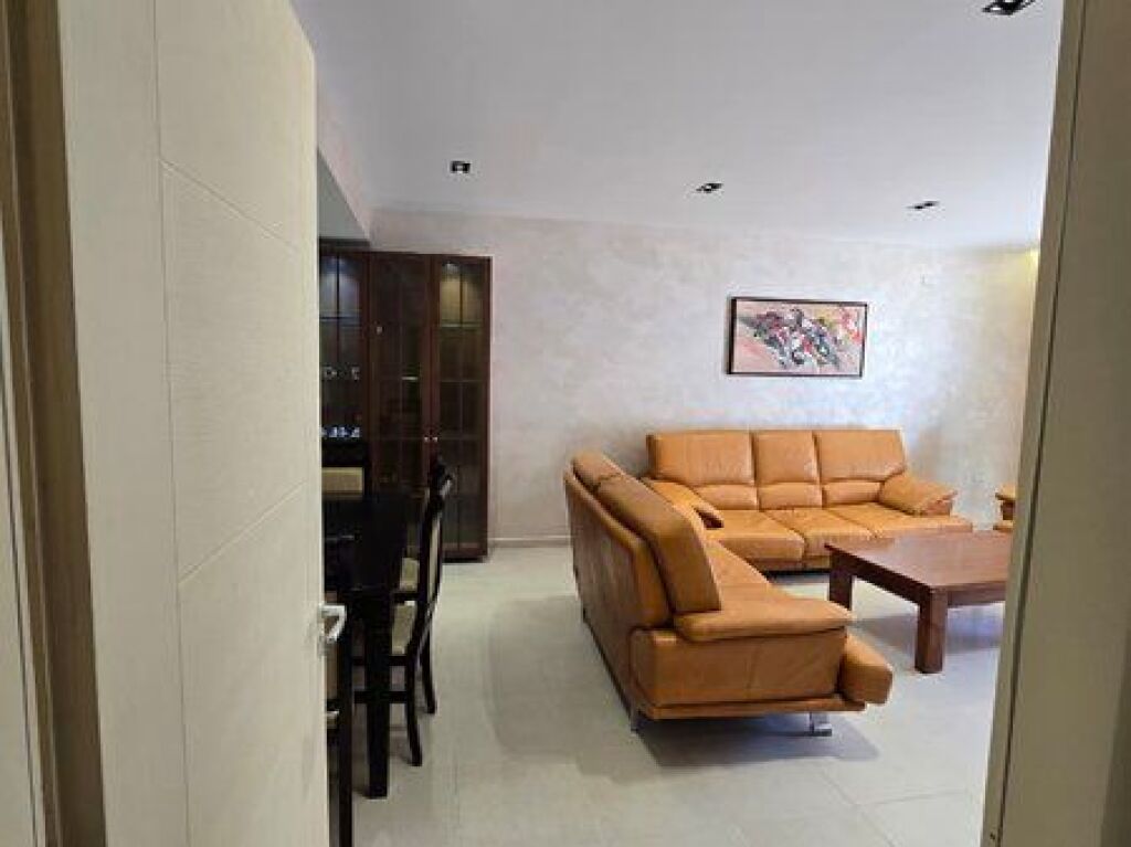 Jepet me qera apartament 2+1 tek Kompleksi Malajzan!!