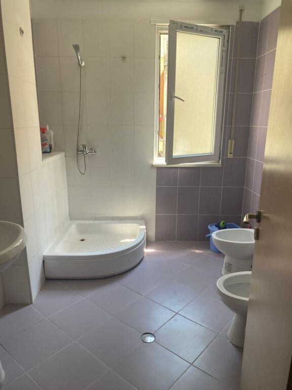 🏢Kodra e Diellit,Rruga Bill Klinton jepet me qera apartament,2+1,i mobiluar. 55,000 Leke