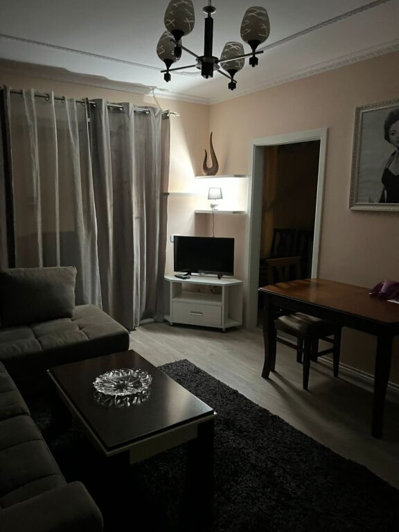 Jepet apartment me Qira 1+1  E mobiluar  Kati 4  Komplet mageneti tek 21 dhjetori  Cmimi 50.000 mi leke