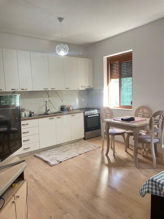 Jepet shtepi me qera 2+1+ballkon 120m Selite e Vogel Tirane