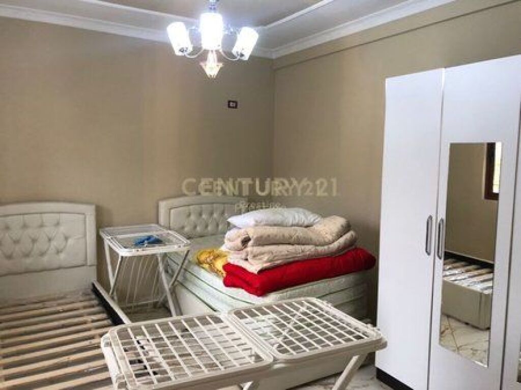 APARTAMENT ME QIRA 3+1+2, NE HYRJE TE VILAVE AMERIKANE, TIRANE!