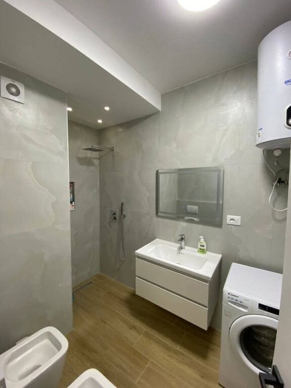 JEPET ME QERA 2+1+2 - FARMACIA 10, TIRANE