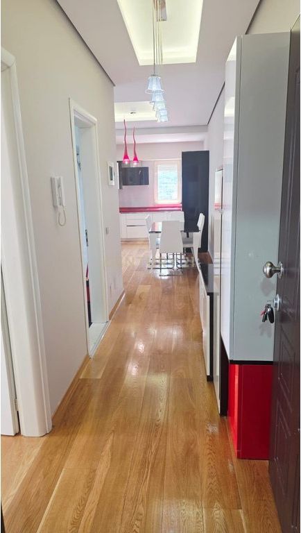 Shitet apartament modern 2+1, me pamje nga liqeni