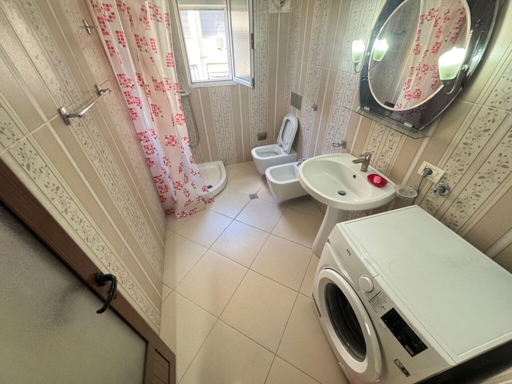 Qera Apartament 1+1 📍Rruga Mine Peza prane Zogut te zi Pallat ekzistues kati 4  Cmimi 500€