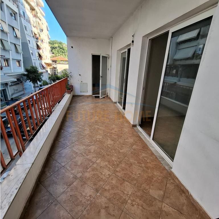 Shitet, Apartament 2+1, Pallatet Çabej, Misto Mame