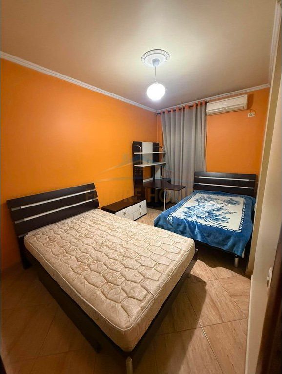 Apartament 2+1+2, Komuna e Parisit, Tiranë
