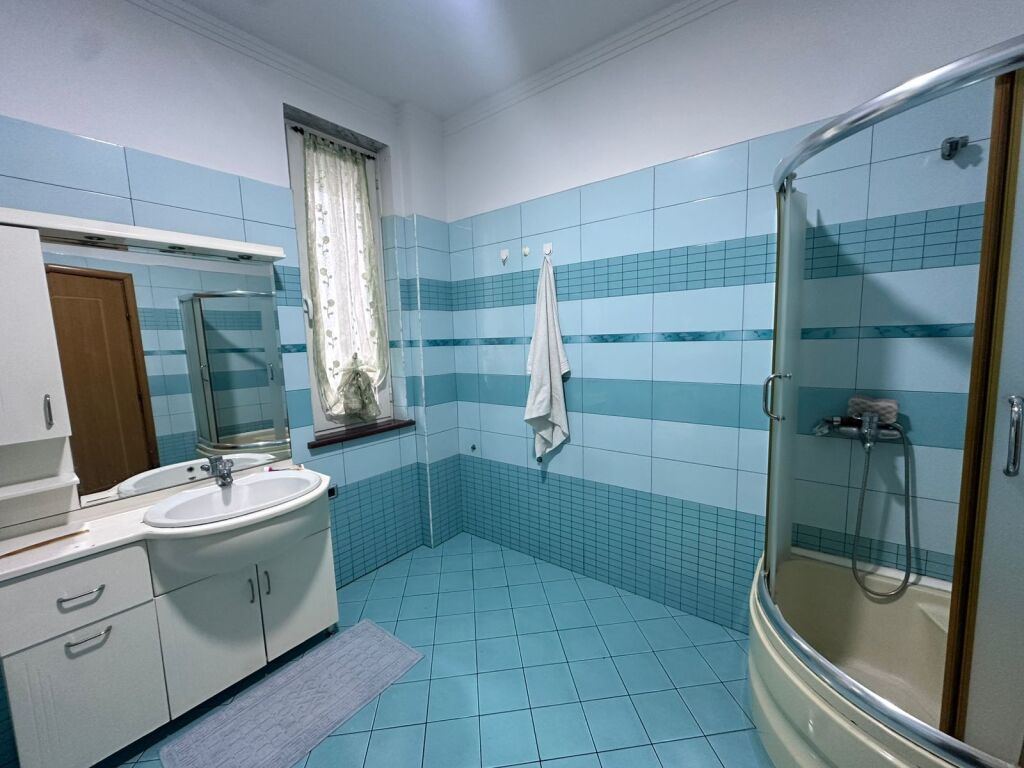 🏡 Jepet me qira apartament 2+1  📍 Rruga Myslym Keta, shumë pranë Rajonit Nr. 4 💰 Çmimi: 50,000 lek / muaj