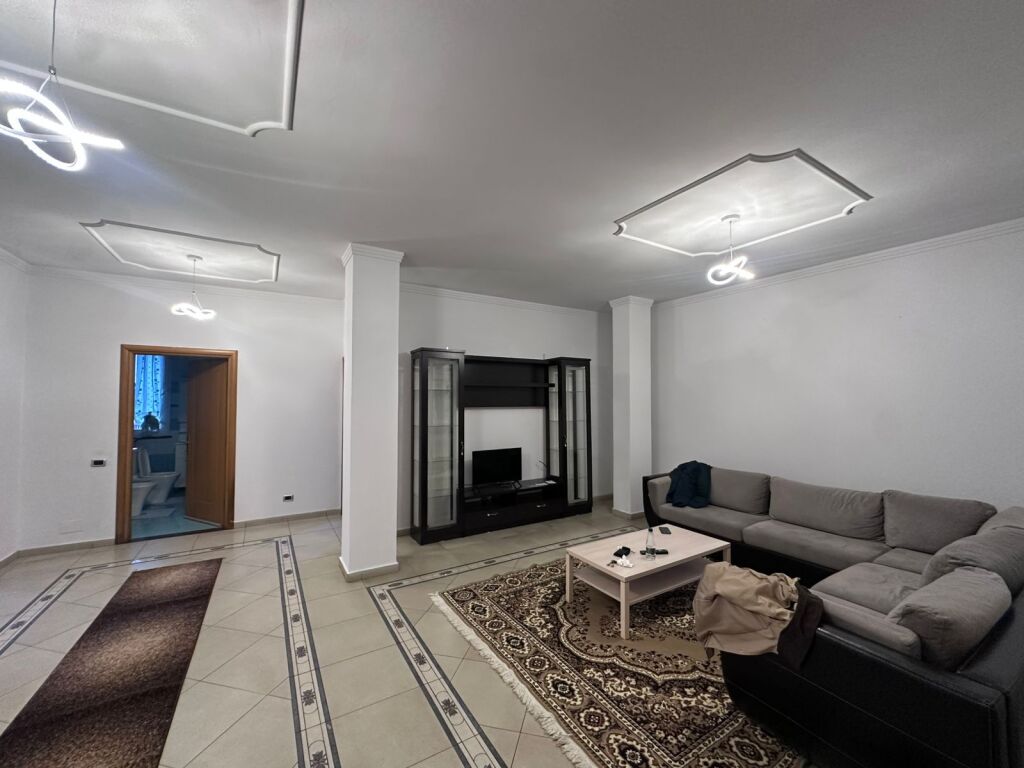 🏡 Jepet me qira apartament 2+1  📍 Rruga Myslym Keta, shumë pranë Rajonit Nr. 4 💰 Çmimi: 50,000 lek / muaj