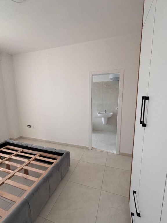 Jepet me qera Apartament 2+1+2  Adresa : Siri Kodra Rruga Besa  E mobiluar  Kati 4 Cmimi 70,000 lek