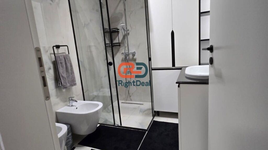 Tek Kodra e Diellit, Jepet Me Qira Super Apartament 2+1+2+Post Parkimi, Totalisht i Investuar Gati Per Banim!!!