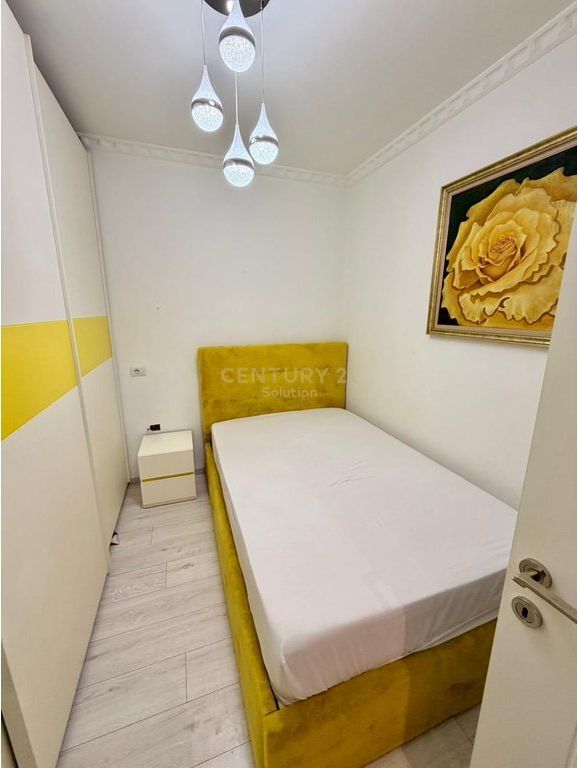VENDESI APPARTAMENTO 3+1+2 ALLA KOMUNA PARISIT