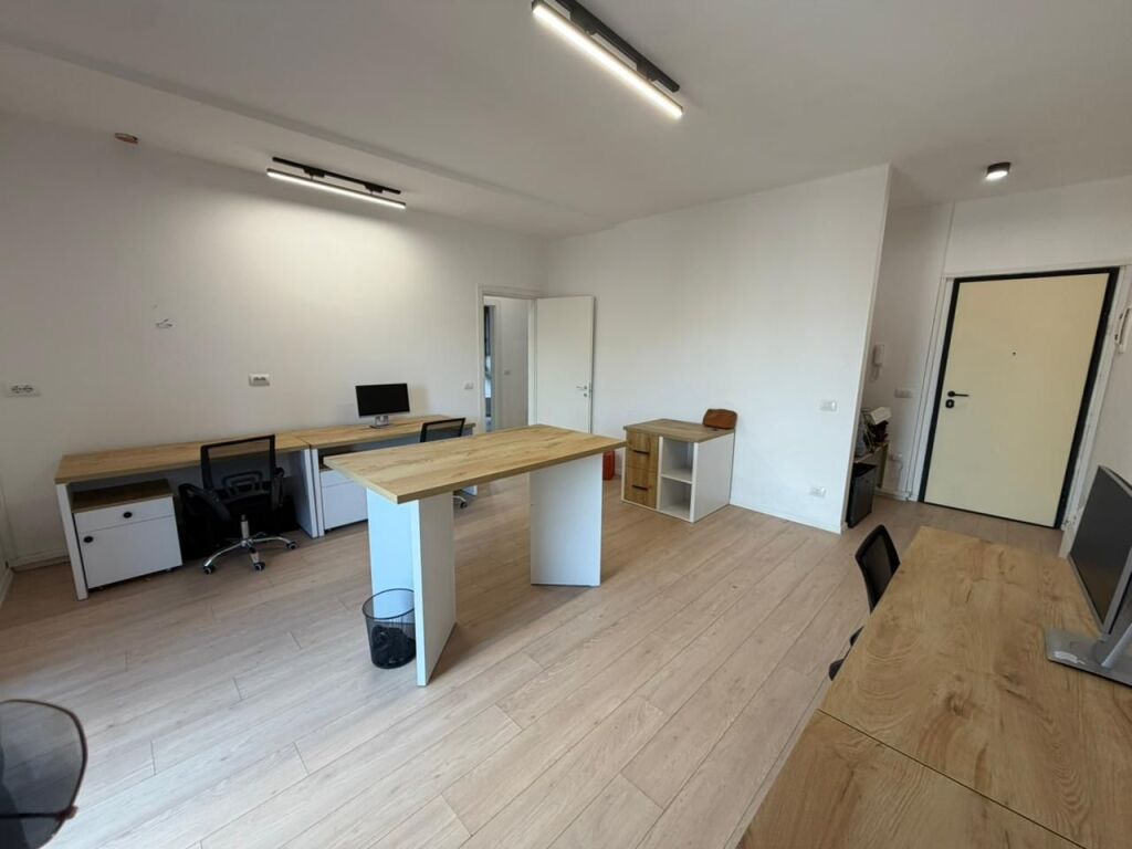 🏢 Appartamento 2+1+2 in Affitto per Uffici 📍 Garden Building, 21 Dhjetori💶 Prezzo: 1000€ / mese