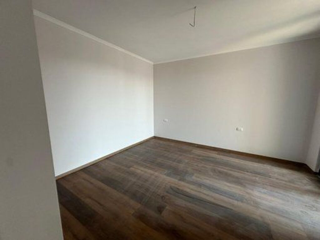 Ofrojmë për qira Apartament 2+1+2 + Post Parkimi në Kompleksi “Akses Tirana”