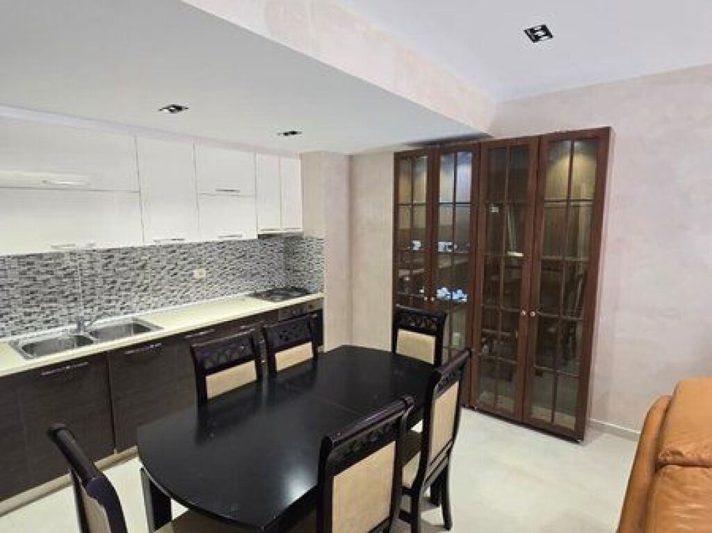 Jepet me qera apartament 2+1 tek Kompleksi Malajzan!!