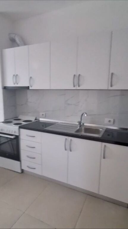 Jepet me Qera Apartament 1+1 te Zona e 5 Maji, i mobiluar totalisht , 450 MIJE LEKE