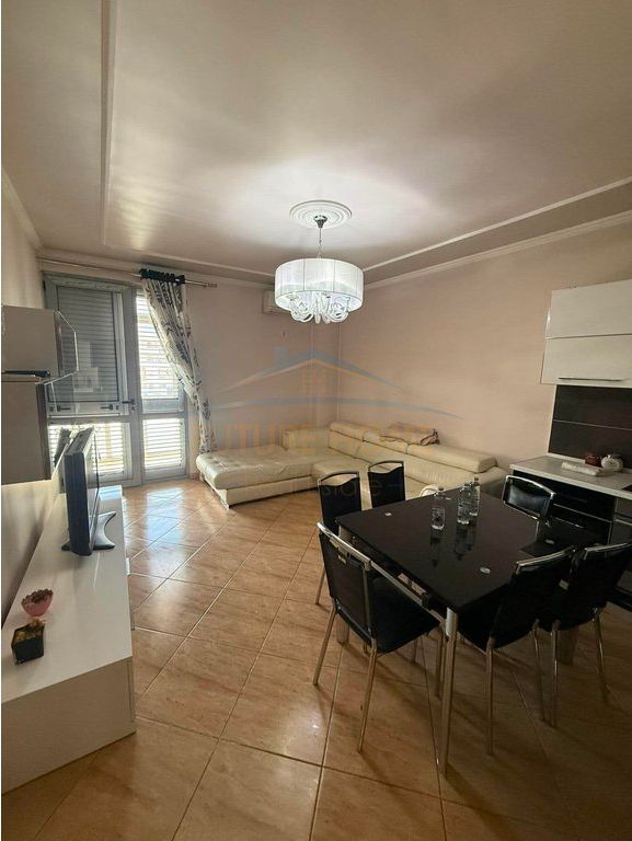 Apartament 2+1+2, Komuna e Parisit, Tiranë