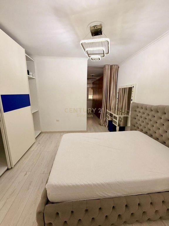 VENDESI APPARTAMENTO 3+1+2 ALLA KOMUNA PARISIT