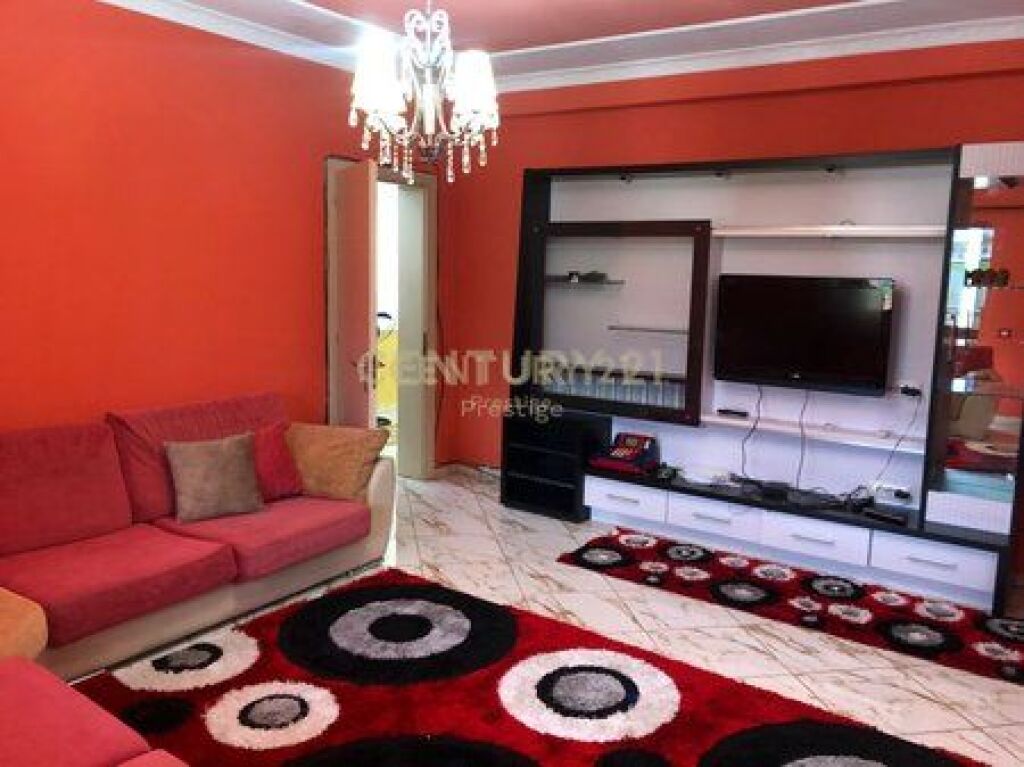APARTAMENT ME QIRA 3+1+2, NE HYRJE TE VILAVE AMERIKANE, TIRANE!