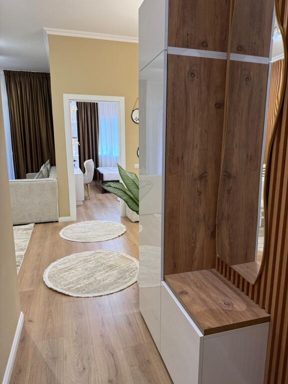 🏠 Jepet me qira apartament 1+1 te zona e Xhamisë, pranë Kopshtit Botanik🚘 Përfshihet 1 post parkimi  💰 Çmimi: 900€ / muaj