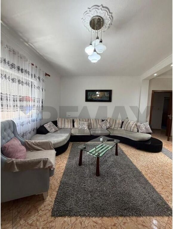 Jepet me qira apartament 2+1+2, kati i dyte i viles ne Selite