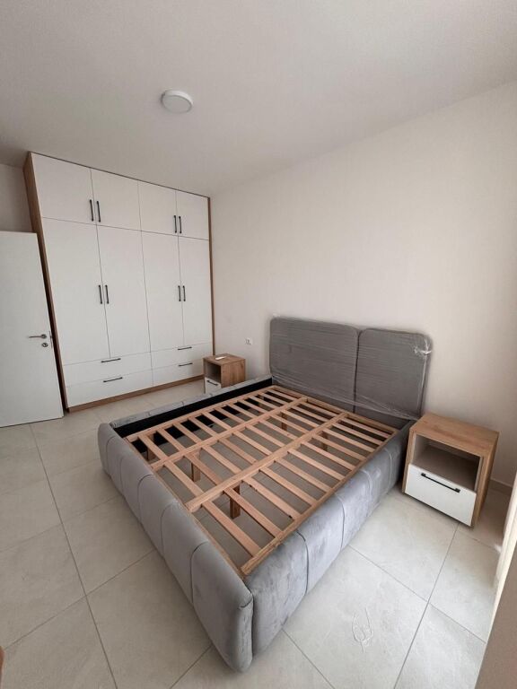 Jepet me qera Apartament 2+1+2  Adresa : Siri Kodra Rruga Besa  E mobiluar  Kati 4 Cmimi 70,000 lek